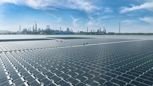 Sinopec、中国初の洋上フローティング太陽光発電プロジェクトを始動 - グリーンエネルギー革新を推進
