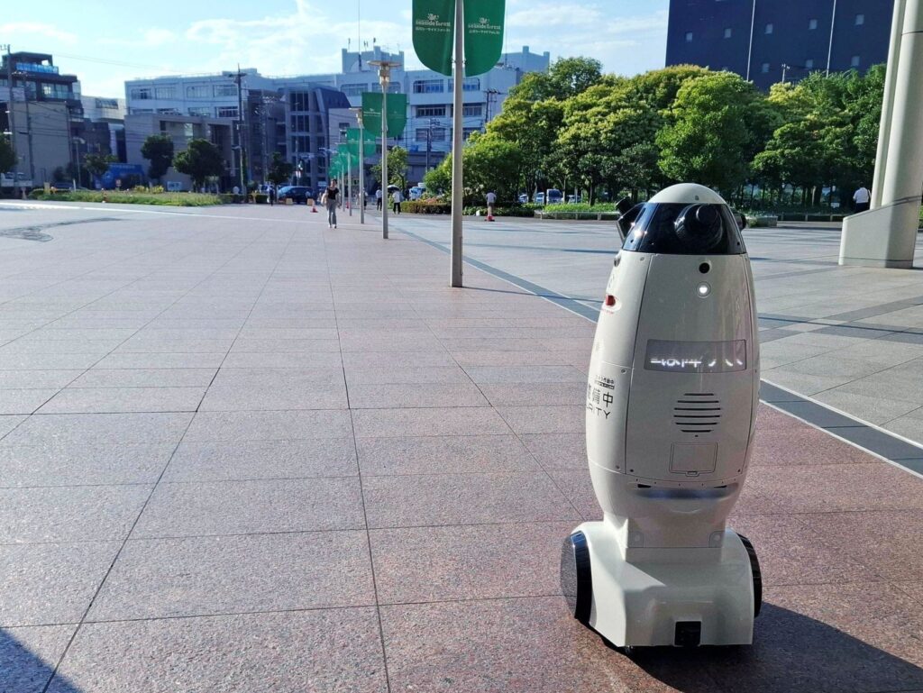 品川シーサイドフォレストオーバルガーデン、警備ロボットSQ-2にAIによる画像解析機能を活用した倒れている人検知機能追加で熱中症対策を強化