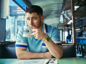 FOSSILと2025～2026年のグローバルブランドアンバサダーNick Jonas氏、限定「MACHINE LUXE」カプセルコレクションを発表