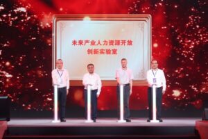 上海外服携AI智能体求职助手"凌佳佳"亮相上海市第二届人力资源服务业创新发展大会