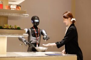 擎朗人形机器人入驻酒店打工,打造首个通用+专用机器人协作模式