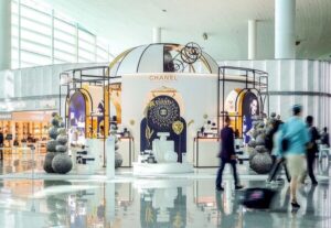 CHANEL N°5 と過ごす星空の休日:新世界免税店、仁川空港に魔法のメガ・ポディウムをオープン