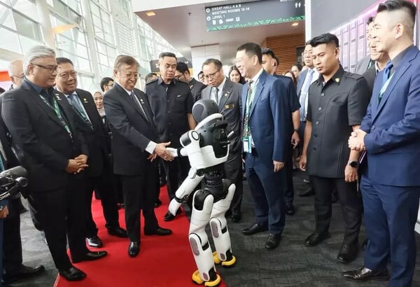 Robot trí tuệ toàn diện AgiBot X2 vui vẻ "tạo hình trái tim" với Thủ hiến bang Sarawak, dành sự chú ý đặc biệt tại Malaysia