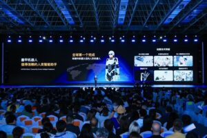 从讲PPT到全流程接待，墨甲机器人在2025奇瑞全球创新大会完成"人类助手"实景展示