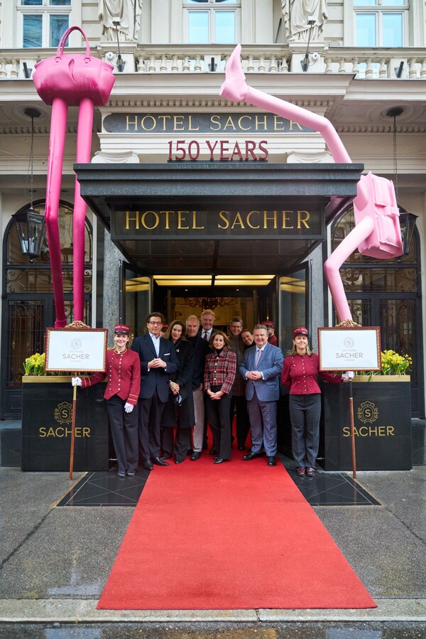 Hotel Sacher Vienna、150周年を祝し、Erwin Wurmの彫刻作品を展示