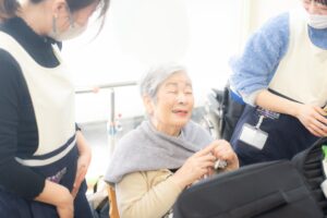 【調査報告】現場職の4割が生成AI未経験。介護美容の専門校が、施術以外の事務負担を解消する「現場特化型AIカリキュラム」を導入