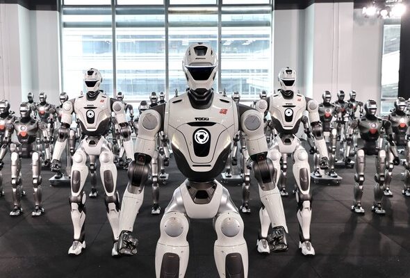 EngineAI、深センインテリジェント製造基地を立ち上げ、量産型ヒューマノイドロボット「T800」の初出荷分がラインオフし、本格的な納品を開始