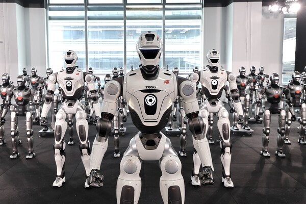 EngineAI、深センインテリジェント製造基地を立ち上げ、量産型ヒューマノイドロボット「T800」の初出荷分がラインオフし、本格的な納品を開始