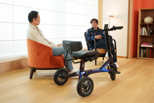 dashmoto® と Atlassian Williams F1 Team、dash 3 Williams エディションの高性能電動スクーターを正式発売