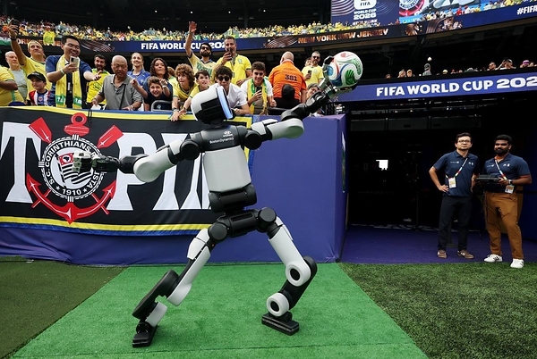 Hyundai Motor将Atlas人形机器人带入FIFA World Cup 2026™，首次在现场比赛环境中实现机器人技术集成。