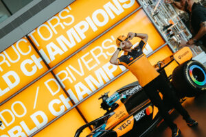 VeloとMcLaren Mastercard Formula 1® Team、Lando NorrisとOscar Piastriの最新撮影の舞台裏を捉えた画像を公開