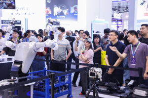 破解深框无序抓取难题 江淮实验室工业具身机器人亮相2026世界机器人大会