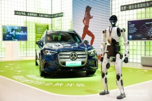 北京人形机器人携手奔驰 天工3.0出任「硅基推荐官」