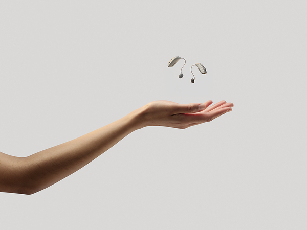 全新 ReSound Sensia™ 助听器突出用户真正想听的声音，而非只放大最响亮的声音